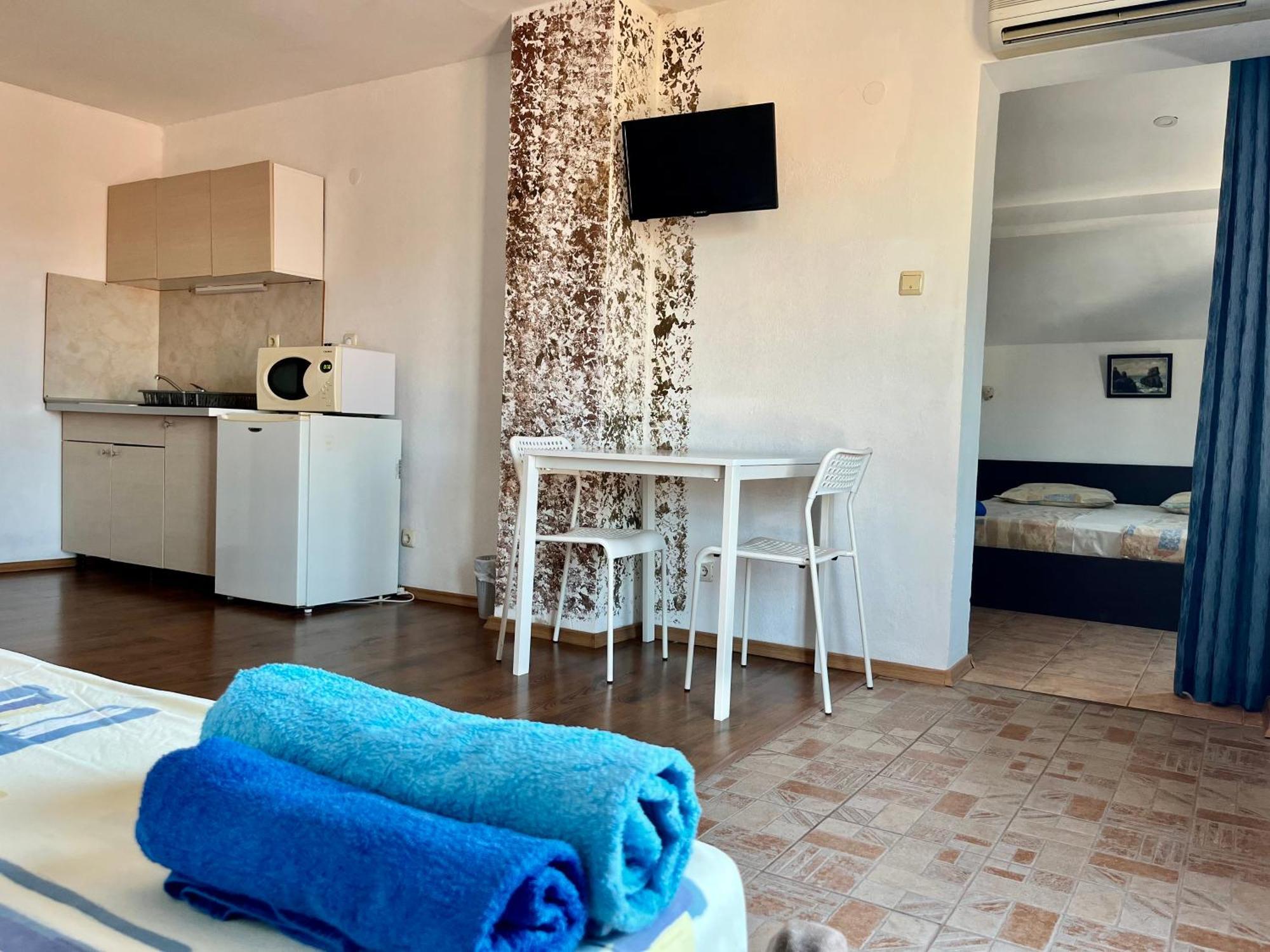 Paunovi Guest House Primorsko Eksteriør bilde